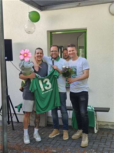 Die TuS Fortuna Kottenheim bedankt sich bei Matthias Krämer mit drei persönlichen Trikos.  Foto: privat
