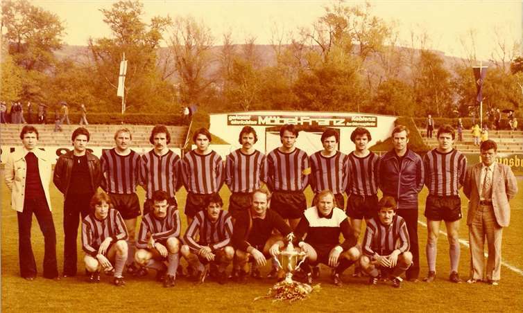Die TuS Neuendorf aus der Saison 1978/79 mit dem Objekt der Begierde sich, zwei Wochen nach dem Pokalerfolg gegen die Eisbachtaler, im Stadion Oberwerth dem Fotografen.Archiv TuS Koblenz-Neuendorf