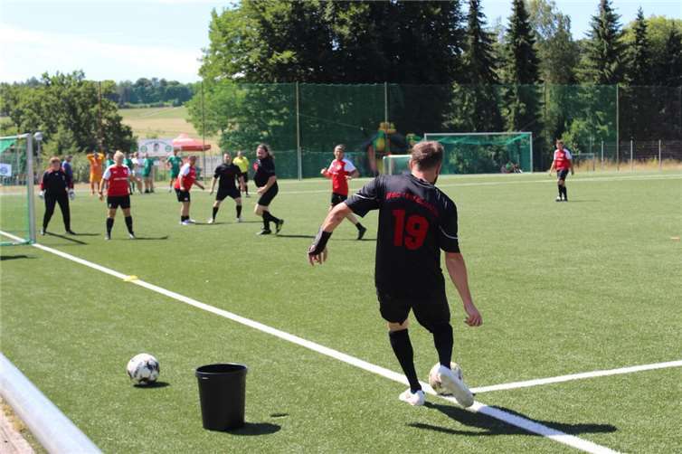 Die TuSSies (rote Spielkleidung) verlangten ihren Gegnern alles ab.  Foto: TuS Oberwinter
