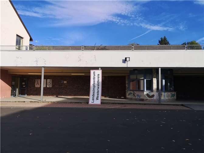 Die Türen sind geschlossen. Das Landesimpfzentrum Westerwaldkreis in Hachenburg hat den Betrieb eingestellt.Foto: Pressestelle der Kreisverwaltung