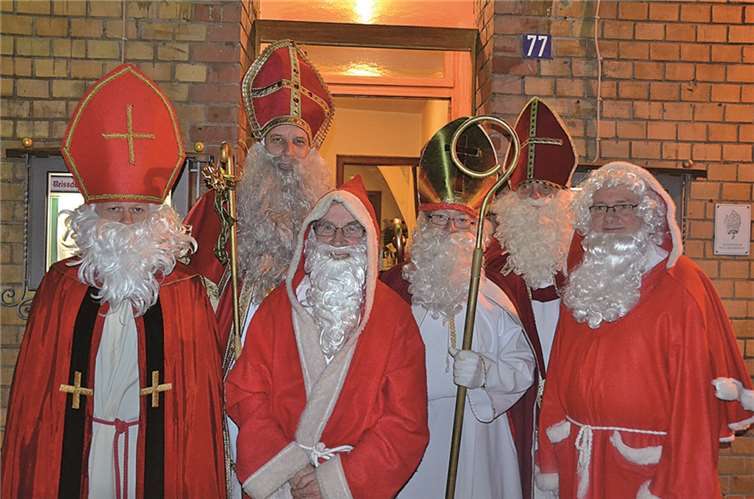 Die Tüten sind verteilt, jetzt gibt es ein gemütliches Beisammensein im Römerkanal. Weigert