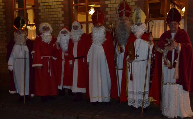 Die Tüten wurden übergeben, jetzt treffen sich alle Nikoläuse in der Gaststätte „Zum Römerkanal“. Weigert