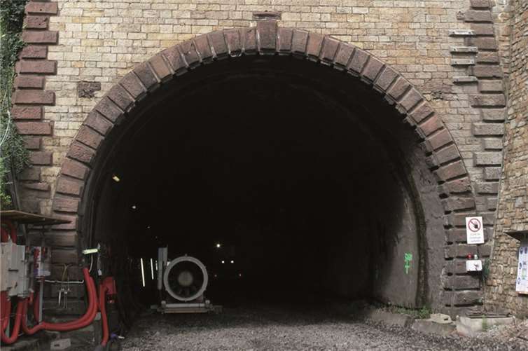 Die Tunnelausfahrt in Ediger-Eller. Über diese soll ein Großteil des Schutts mit zunächst 13 Lkw-Ladungen pro Stunde abgefahren werden.