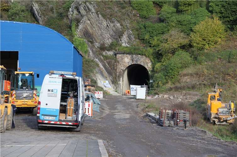 Die Tunnelröhre unter der Saffenburg wird mit Spritzbeton gesichert. Die Fledermäuse bekommen ein Ausweichquartier.