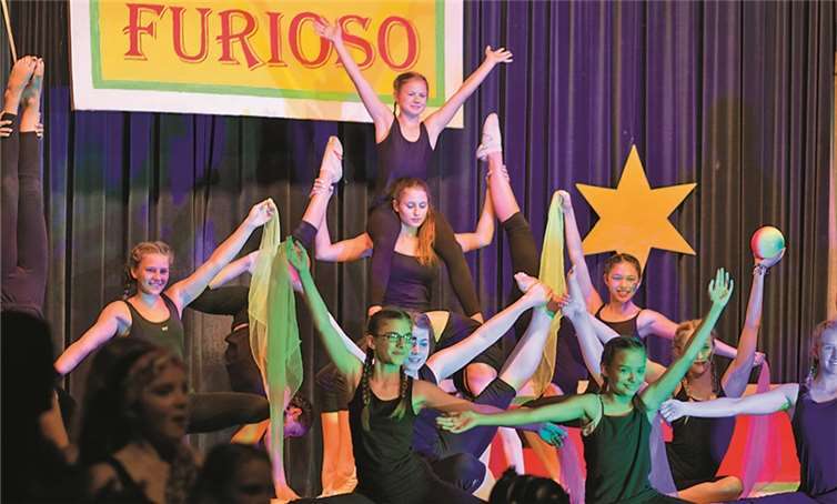 Die Turn-AG steuerte akrobatische Einlagen zu dem Musical bei.privat