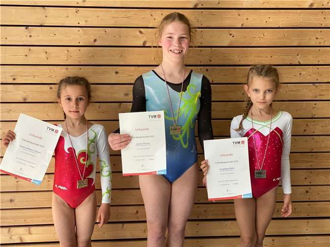 Die Turnabteilung des TV Cochem wurde auf den Meisterschaften des Spitzensports von drei Turnerinnen vertreten: Anastasia Balut (8) (re.), Antonia Ciobanu (8) (li.) und Janina Höving (15) (Mitte). Alle drei erkämpften sich souverän Podestplätze.