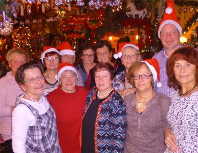Die Turnerfrauen mit ihrem Trainer.privat