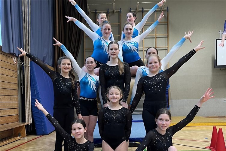 Die Turnerinnen-Teams des Megina Gymnasiums: U18-Team auf dem linken und U20-Team auf dem mittleren Kasten.