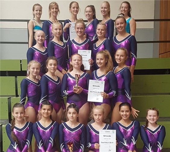 Die Turnerinnen mit ihren Urkunden.