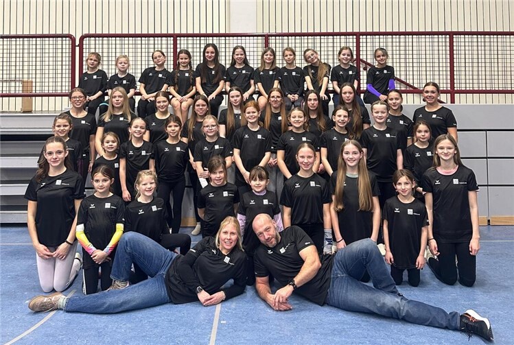 Die Turnerinnen präsentieren gemeinsam mit ihren Übungsleitern die neuen Turn-Shirts.Fotos: privat