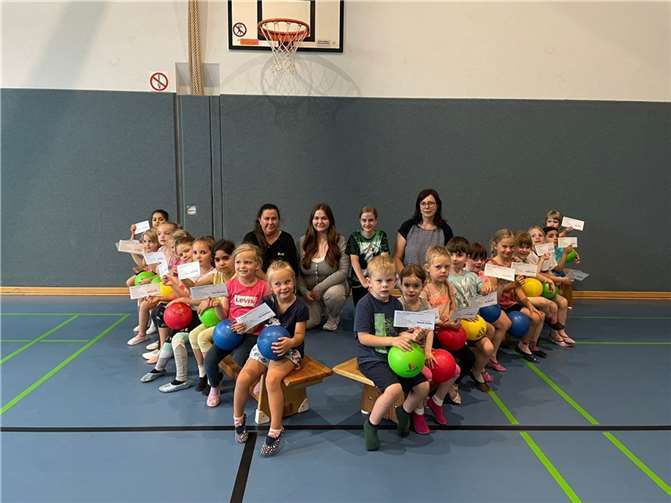 Die Turnerinnen und Turner der Turnkids I präsentieren stolz ihren „Ball-Führerschein“.  Quelle: Turngesellschaft 1888 Polch