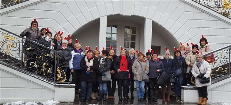 Die Turnerinnen vor dem schönen Bonner Rathaus.privat