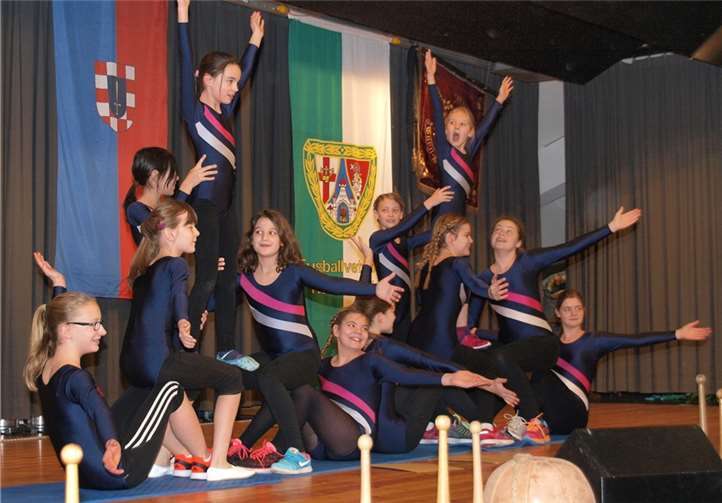 Die Turngruppe des WTV mit einem akrobatischen Auftritt zu Beginn der Jubiläumsprogramms.