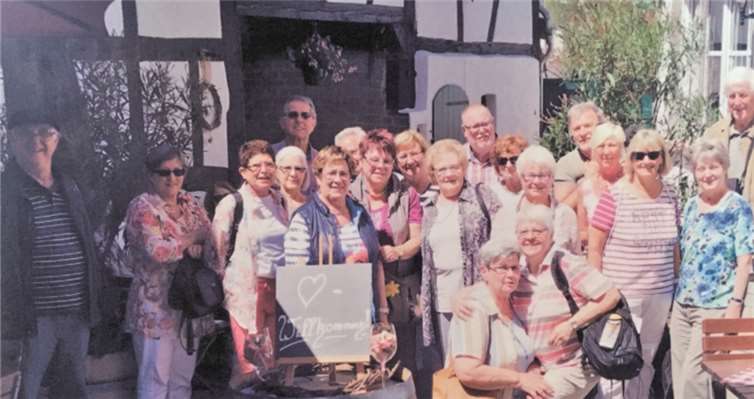 Die Turngruppe genoss das sonnige Wetter bei der Wanderung entlang der Ahr.privat