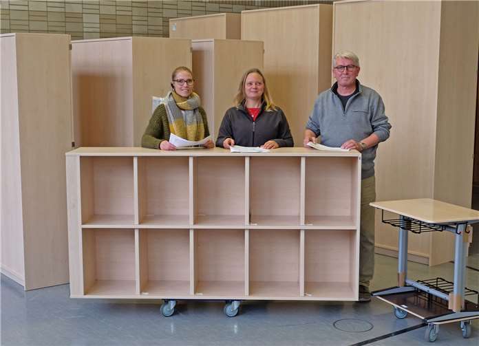 Die Turnhalle der Geschwister-Scholl-Schule als Möbellager: Theresia Schäfer, die die Organisation der Anlieferung übernommen hatte, Konrektorin Celia Zovak und Hausmeister Hermann Rech waren auch während der Herbstferien regelmäßig vor Ort.