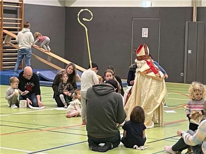 Die Turnhalle wurde in einen vorweihnachtlichen Raum verwandelt.  Foto: privat