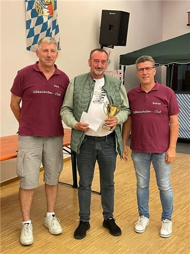 Sibbeschrömturnier in Birresdorf war ein Erfolg Die Turnierleitung Gerd Harzem (r.) und Rainer Hüffel (l.) mit Sieger Horst Kastenholz.  Foto: privat