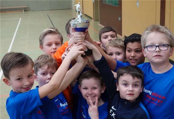 Die Turniersieger 1. FC Rheinbach aus der Klasse U).Fotos: privat