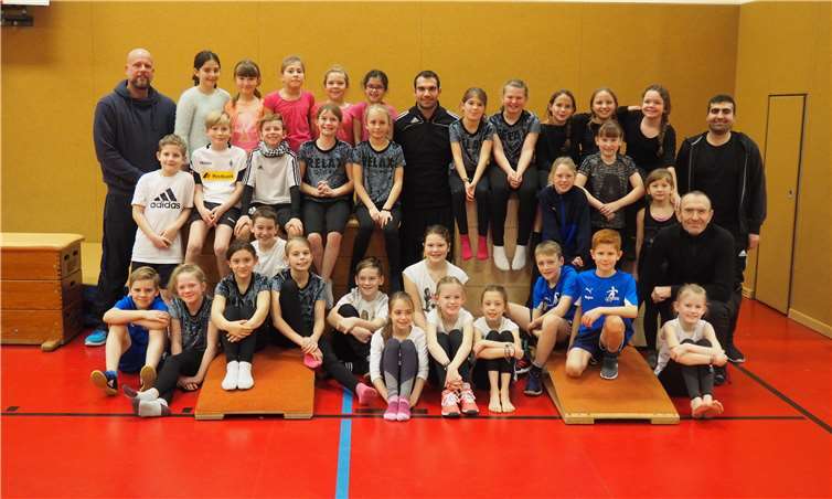 Die Turnteams der Klassenstufe vier.