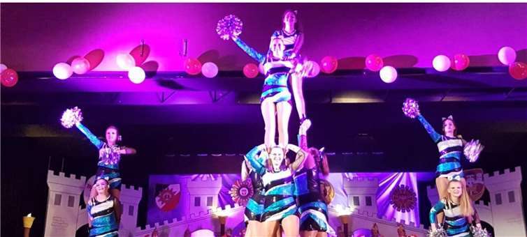 Die „Twirling Sticks“ begeistern mit ausgefallenen Choreographien und akrobatischen Tanzdarbietungen.  privat