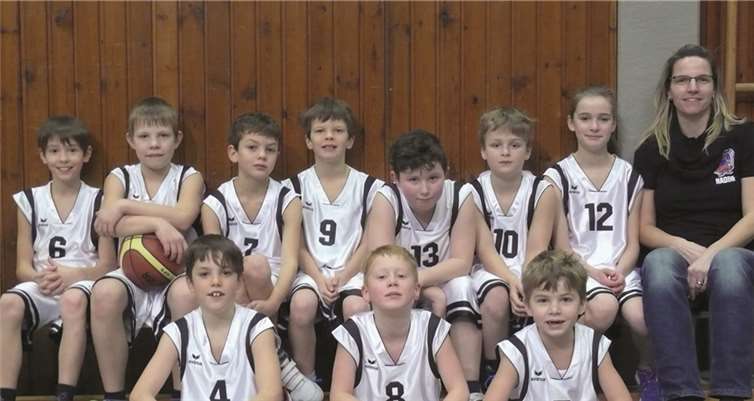 Die U 10 des TuS Treis-Karden mit Trainerin Nadine Lindemann.privat