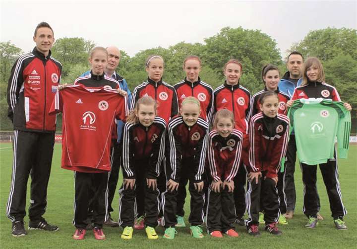 Die U 13 des SC 13 Bad Neuenahr freuen sich über neue Trikots.  Privat