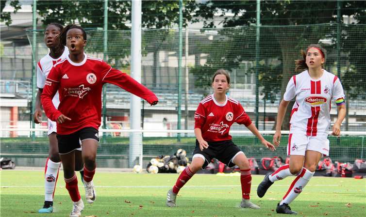 Die U 15-Juniorinnen des SC 13 Bad Neuenahr trennten sich vom 1. FC Köln (u 16) 1:1 Unentschieden. (2.v.r.): Sophia Ortkämper traf für den Kurstadtnachwuchs zum 1:1. (2.v.l.): Emma Lattus, die auch bei den männlichen C-Junioren des FC Hennef in der Regionalliga spielt.Foto: privat
