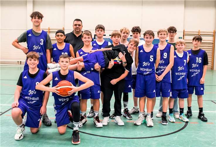 Die U 16 des TuS Treis-Karden (Teamfoto mit Trainer Edo Hotic) siegte am Wochenende bei der DJK Andernach.  Foto: Lisa Ferrlein
