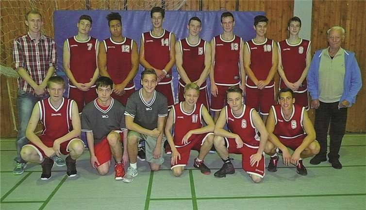 Die U-18 I des BBC Linz: Andreas Biesenbach (Nr. 14), Niclas Bläser (3), David E. Chukwukelu (12), Kristian Ivanovic (8), Marlon Kefer (11), Mirko Kohnle (7), Johannes Kurtenbach (4), Erik Möbus (10), Simon Papenberg (13), Marius Rechner (6), Moritz Scherer (5), Marc Seibert (9) sowie Trainer Jan Schmidt (l.) und Betreuer Franz Rechner (r.).privat