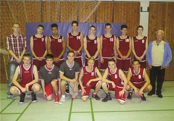 Die U-18 I des BBC Linz (Nummer in Klammern): Andreas Biesenbach (14), Niclas Bläser (3), David E. Chukwukelu (12), Kristian Ivanovic (8), Marlon Kefer (11), Mirko Kohnle (7), Johannes Kurtenbach (4), Erik Möbus (10), Simon Papenberg (13), Marius Rechner (6), Moritz Scherer (5), Marc Seibert (9) sowie Trainer Jan Schmidt (links) und Betreuer Franz Rechner (rechts).