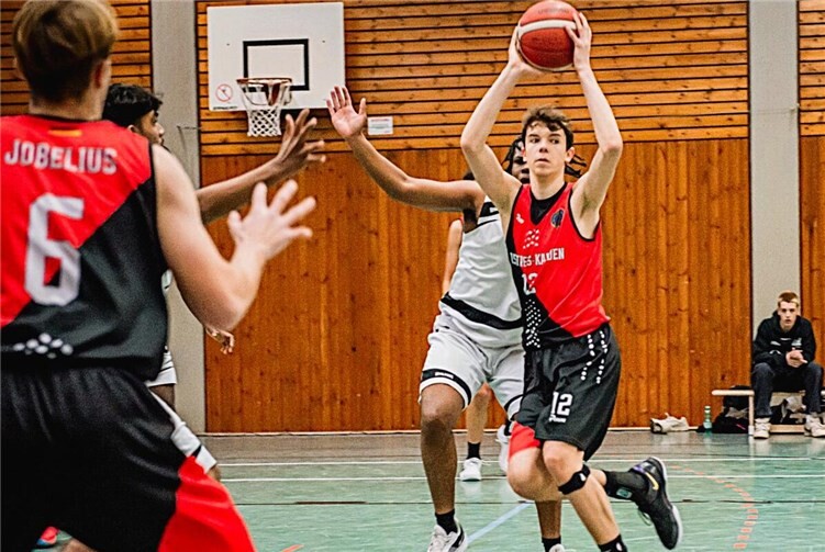 Die U 18 Jugendmannschaft des TuS Treis-Karden (in rot-schwarz) lieferte sich einen harten Kampf mit Tabellenführer SG Lützel-Post Koblenz und verlor knapp mit 59:65. Foto: Lisa Ferrlein