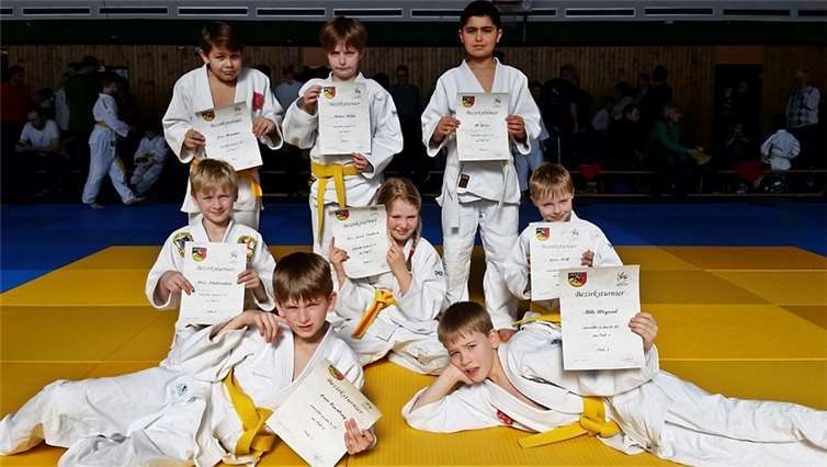 Die U10 Judoka in Siershahn: v.li.o.: Ben Alisanovic, Morten Baum, Ali Yavuz, v.li.u.: Max Schützendorf, Mia Anna Proksch, Jonas Wolf und liegend: Leon Eisenberg und Milo Weyand.Willi Willig