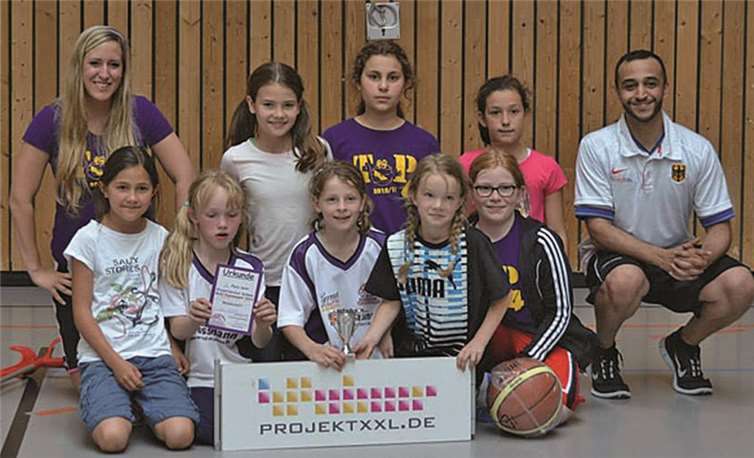 Die U11 Mädchenmannschaft freut sich über den 2. Platz.privat