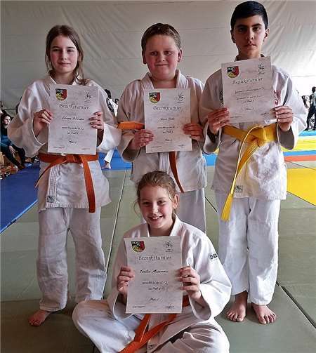 Die U12 Judoka in Siershahn: v.li.o.: Laura Schieder, Leo Rode, Armagan Yavuz und sitzend: Emilia Alisanovic.
