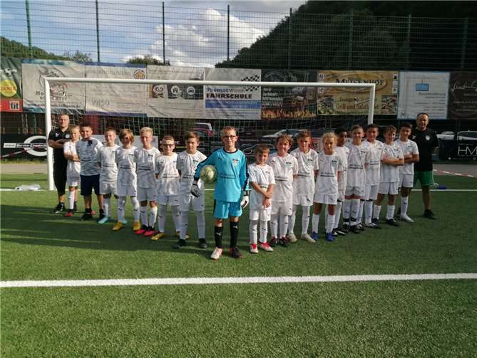 Die U12-Mannschaft des SC Bendorf Sayn wurde mit neuen Trikots ausgestattet.