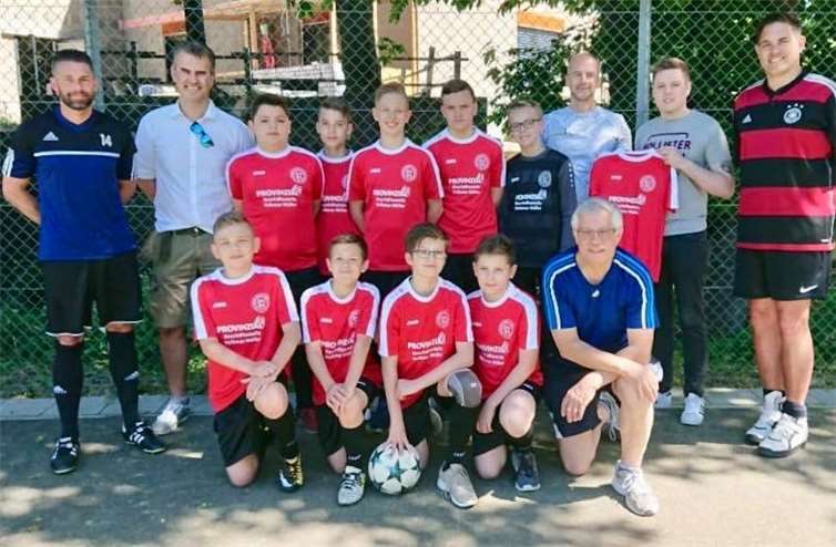 Die U12/U13-Jugend des Feldkirchen 1910 e. V. freuten sich sehr über die neuen Trikots.privat