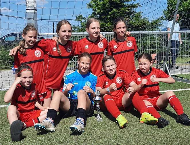 Die U13 des SC13 Bad Neuenahr mit ihrem Pokal. Quelle: SC13 Bad Neuenahr