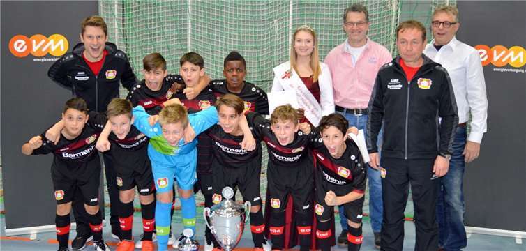 Die U13 von Bayer Leverkusen darf den Wanderpokal nun für ein Jahr in Leverkusen aufstellen. Es gratulierten Kirchblütenkönigin Franziska I., sowie die Beigeordneten Gerd Harner und Bernd Bruckner, die für die evm und die Stadt Mülheim-Kärlich vor Ort waren.Privat