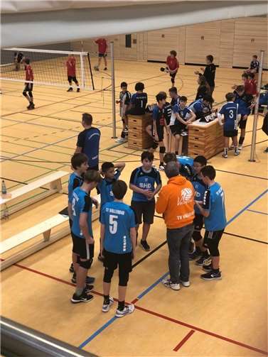 Die U16-Jungs beim Beraten mit dem Trainer.  Foto: TVV