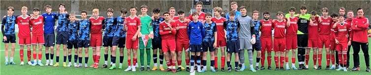 Die U16 der Eisbären (in roten Trikots) und die U15 von Dynamo Kiew (in blau) fanden sich vor dem Anpfiff in Hundsangen für ein gemeinsames Foto ein.  Fotos: SF Eisbachtal