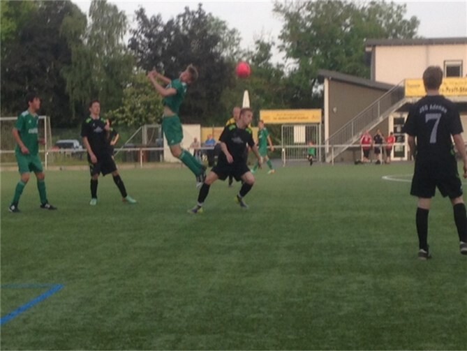 Die U17-Junioren kämpften sich durch das Spiel und gewann zum Schluss mit 3:1 gegen Adenau. privat