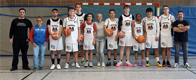 Die U18-Basketballer der Remagener Bridgers in ihren neuen Trikots – unterstützt vom Postsportverein Remagen e.V.  Foto: Dr. Maral Heidary