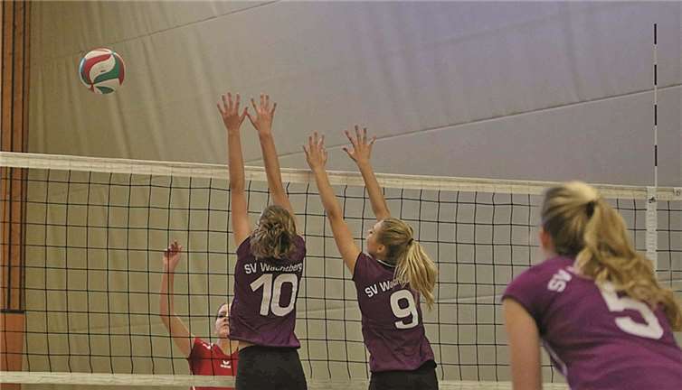 Die U18-Bezirksligamädchen des SV Wachtberg (hier beim Block) behielten sogar gegen den Tabellenführer die Oberhand.privat