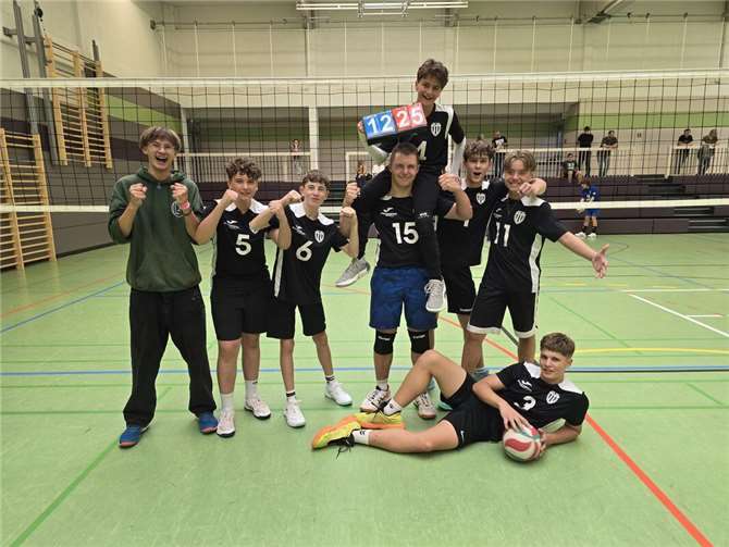 Siegreiche Vorrunde: Volleyballer ziehen in die nächste Runde ein Die U18 Volleyballer freuen sich über den Sieg. Foto: privat