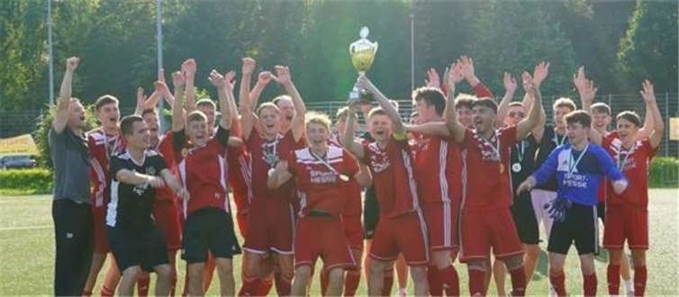 Die U19 der Eisbachtaler Sportfreunde freut sich in Koblenz über den Pokaltriumph. Fotos: SF Eisbachtal