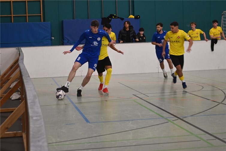 Die U19 der TuS Koblenz (gelbe Trikots) hielt das Finale gegen die SG 99 Andernach (links Tim Esten) lange Zeit offen. 