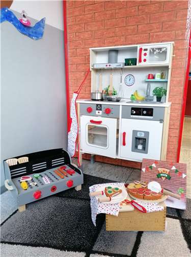 Die U3-Kinder haben jetzt eine neue Puppenküche...