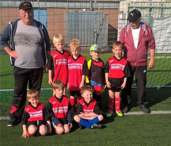 Die U7-Junioren mit ihren Betreuern Karl-Rudolf „Mano“ Bung und Gerd Schumacher.privat