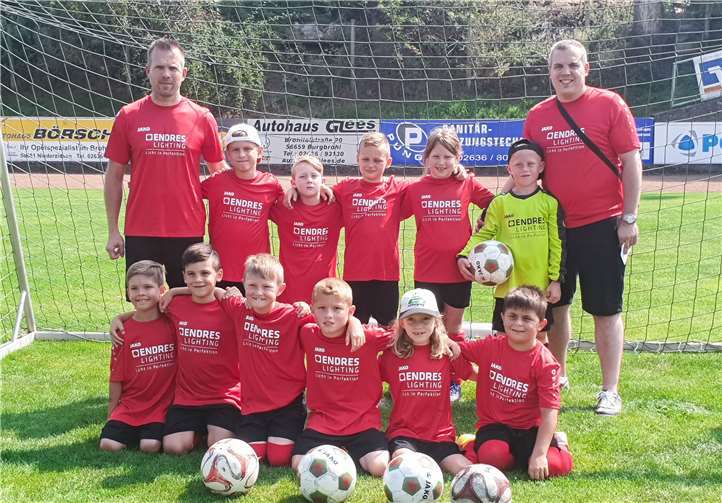 Die U9 mit ihrem Trainer und Betreuer. Foto: privat
