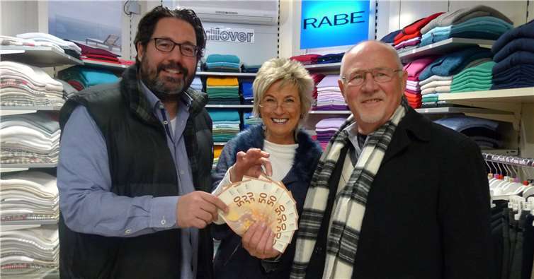 Die UWG Rheinbach spendete 500 Euro für die Weihnachtsbeleuchtung in Rheinbachs Innenstadt (v. l.): Oliver Wolf, 1. Vorsitzender des Gewerbevereins Rheinbach, Ruth Gelbe, 2. Vorsitzende und Dieter Huth, Fraktionsvorsitzender der UWG Rheinbach. privat